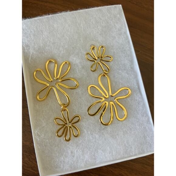 NIB Mignonne Gavigan Floral Drop Gold Elegant Stud Closure Earrings Accessories - Picture 3 of 4